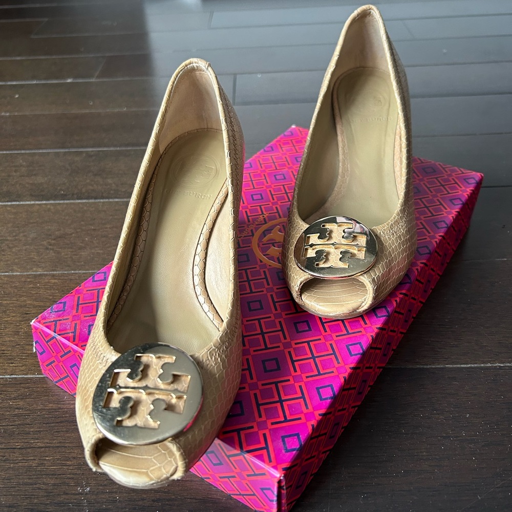 Perfect for summer! Tory Burch peep toe wedge - Picture 3 of 6